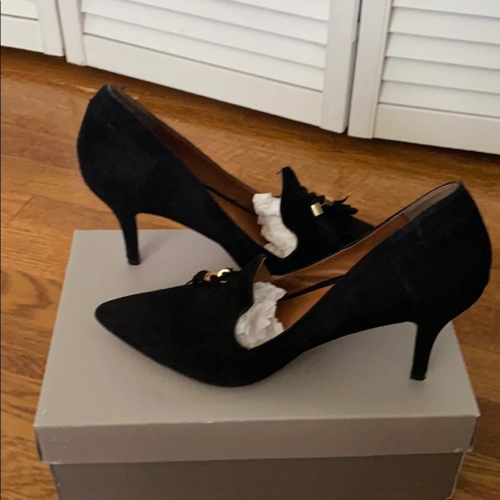 Coral como black suede pumps